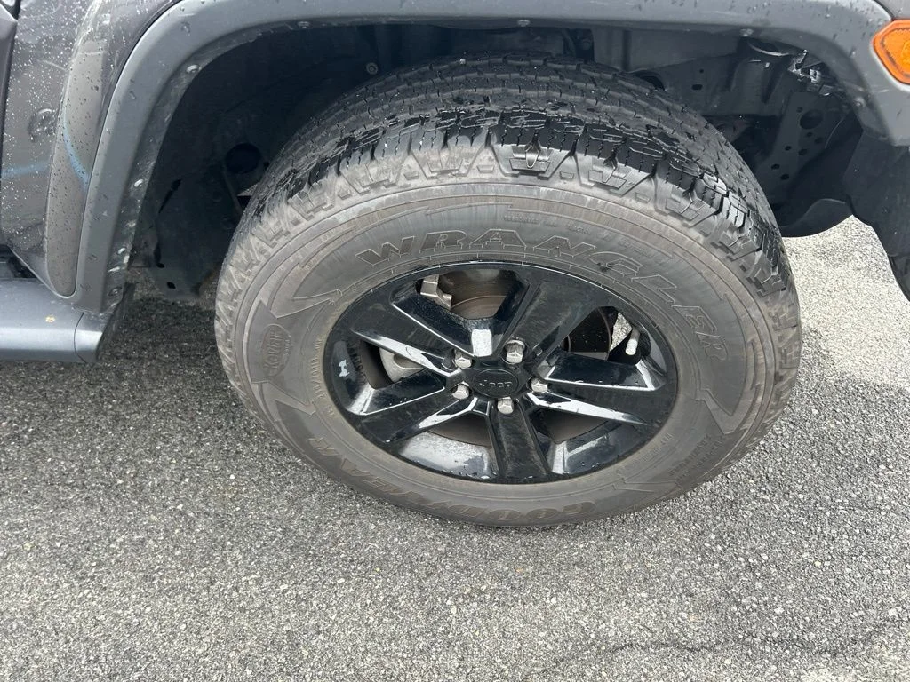 Used 2022 Gray Jeep Unlimited Sahara Altitude image 10
