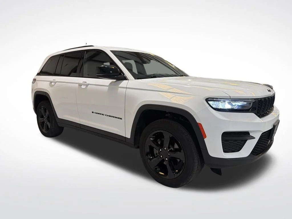 Used 2023 White Jeep Altitude X image 3