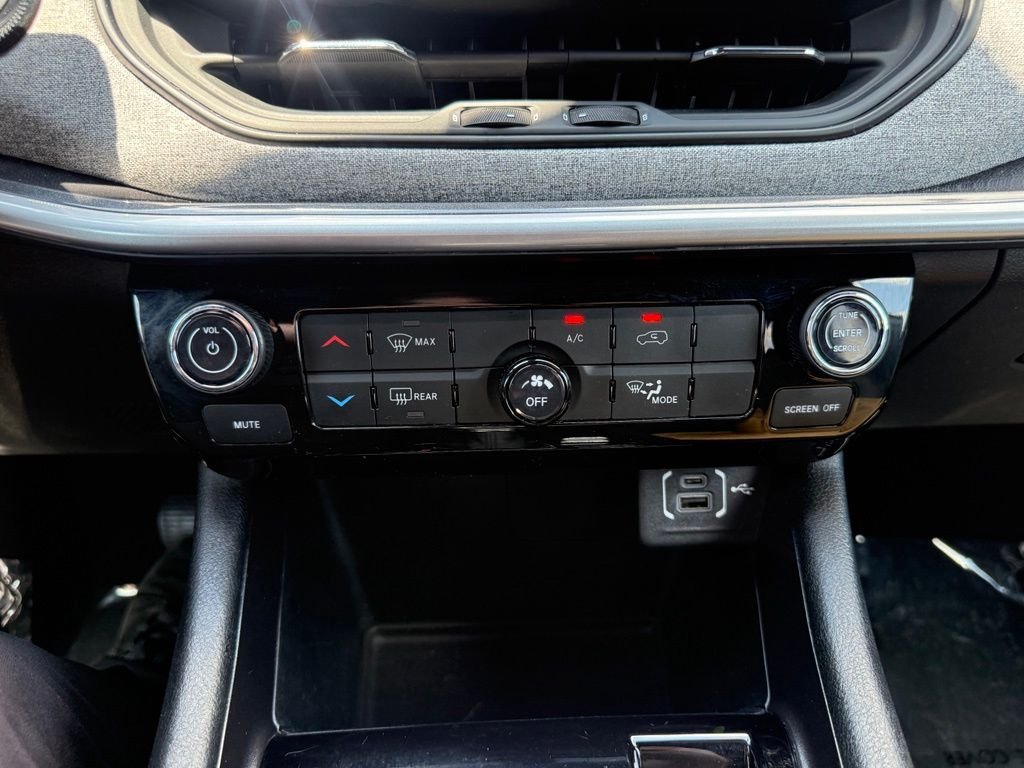 Used 2024 White Jeep Latitude image 28