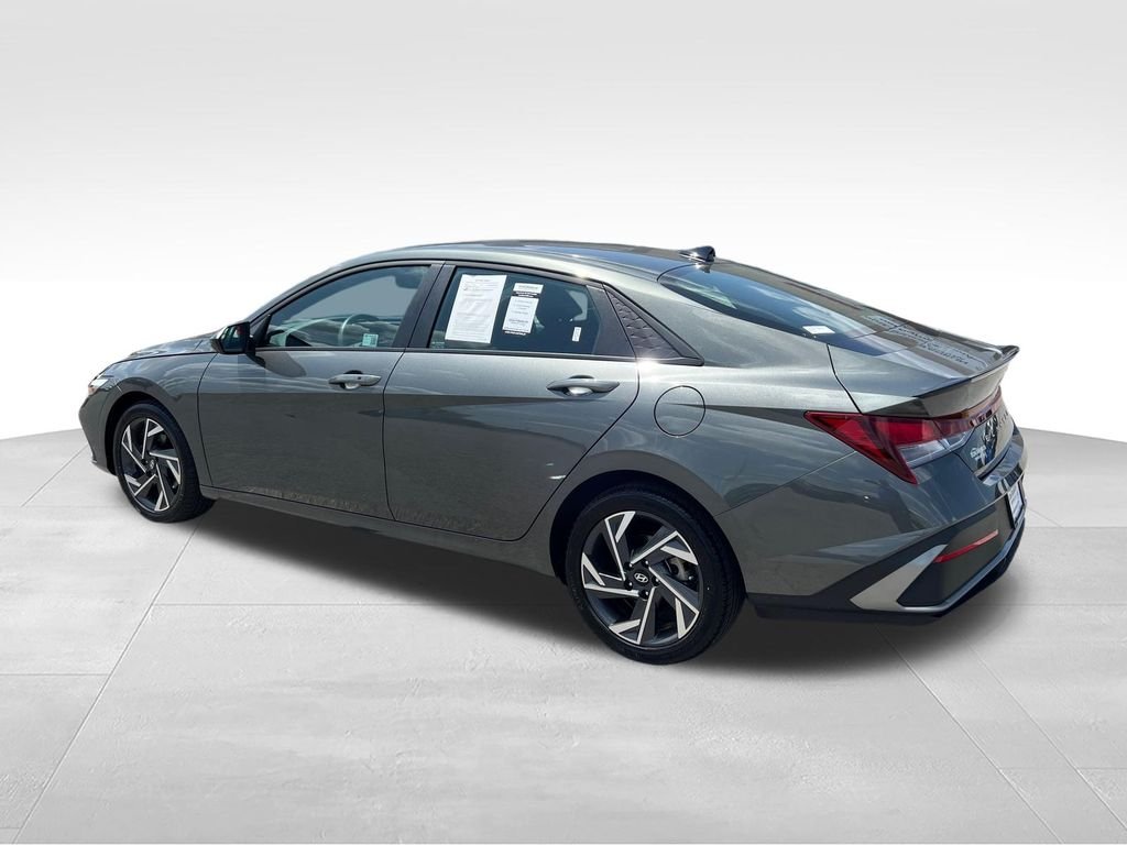 Used 2025 Gray Hyundai SEL Sport image 3