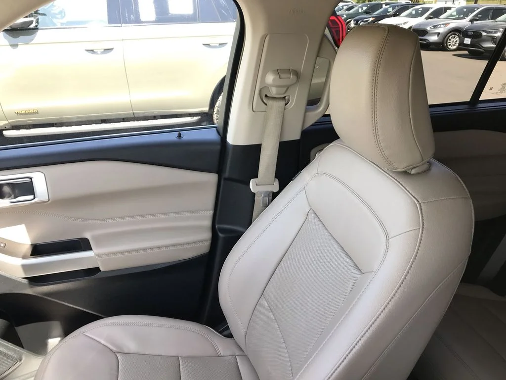 Used 2023 White Ford Limited image 24