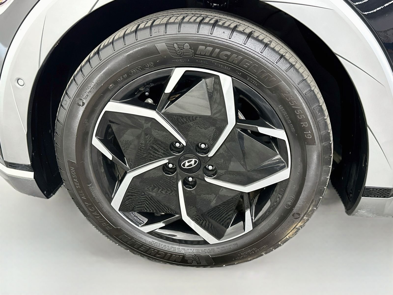 Used 2024 Abyss Black Hyundai Limited image 32