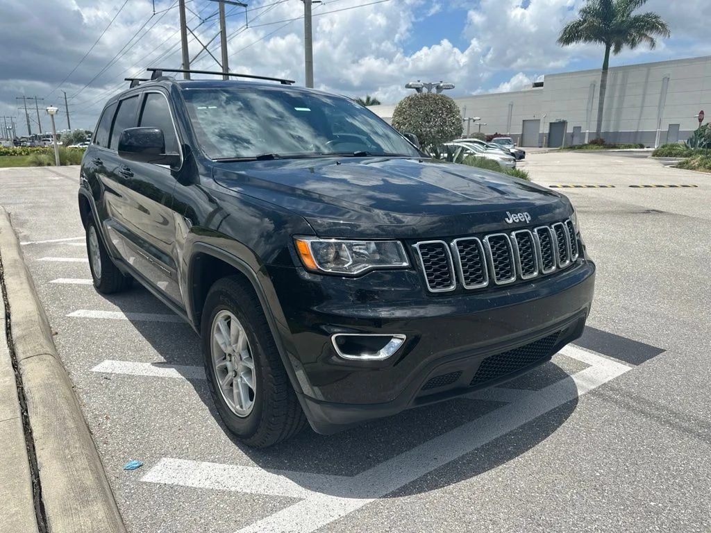 Used 2020 Diamond Black Jeep Laredo E image 3