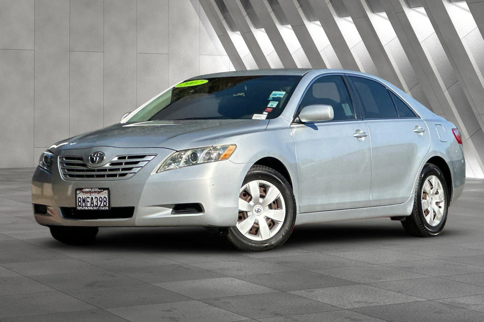 Used 2007 Silver Toyota LE image 2
