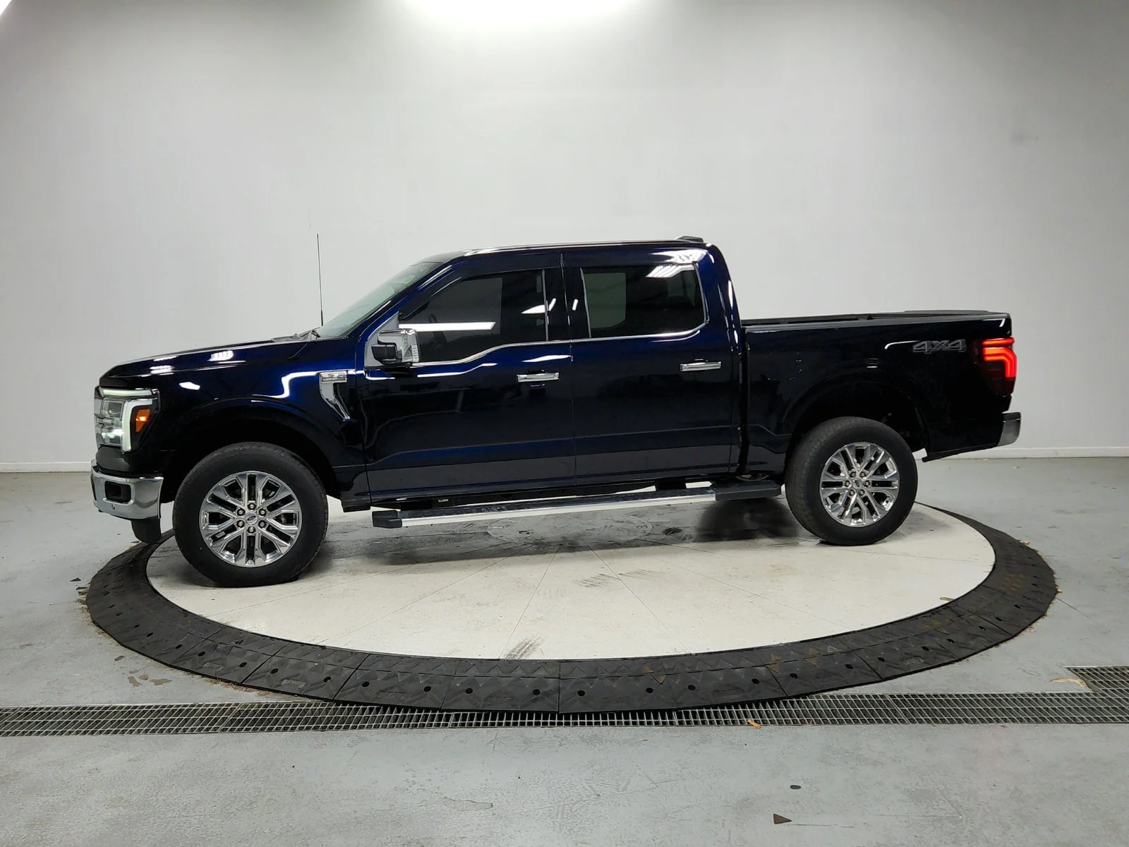Used 2025 Blue Ford Lariat image 5