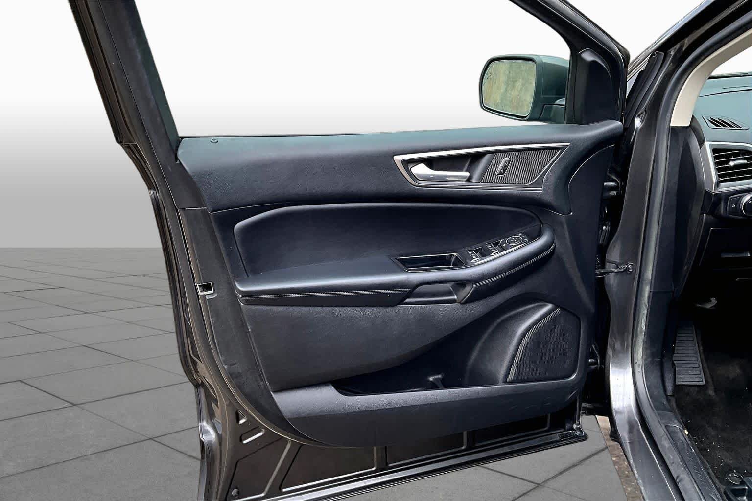 Used 2015 Magnetic Metallic Ford SEL image 24