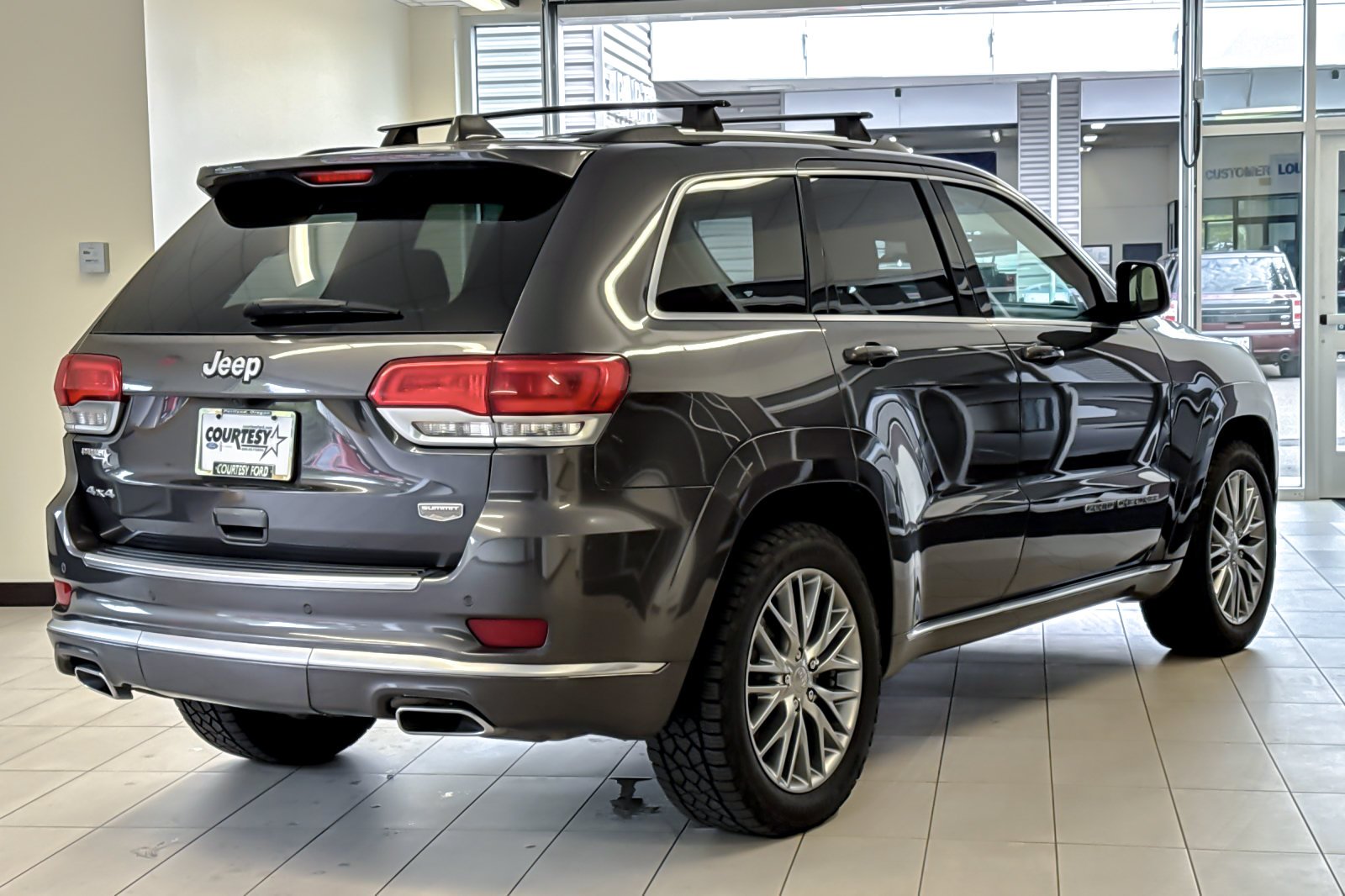 Certified Used 2018 Granite Crystal Clearcoat Metallic Jeep Summit image 4