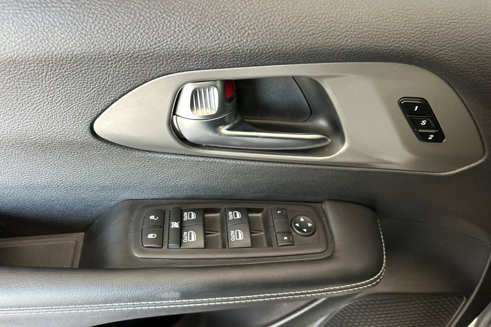 Used 2025 White Chrysler Select image 10