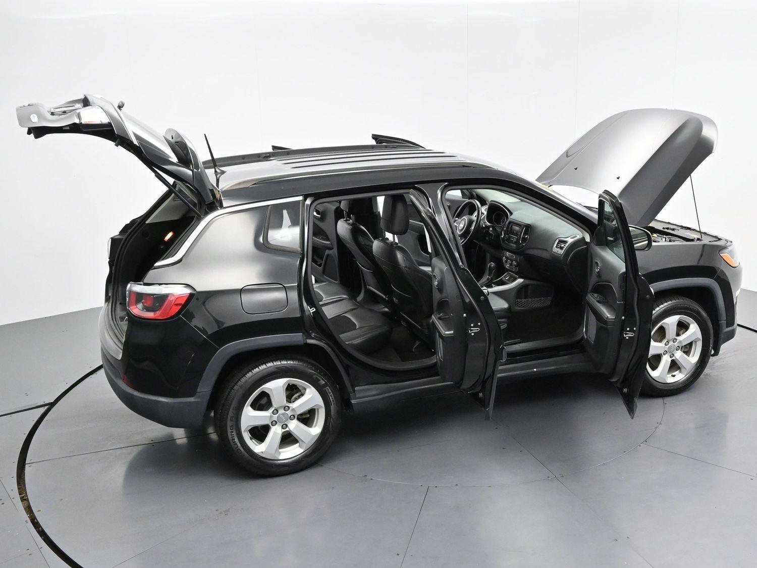 Used 2018 Diamond Black Crystal Pearlcoat Jeep Latitude image 37