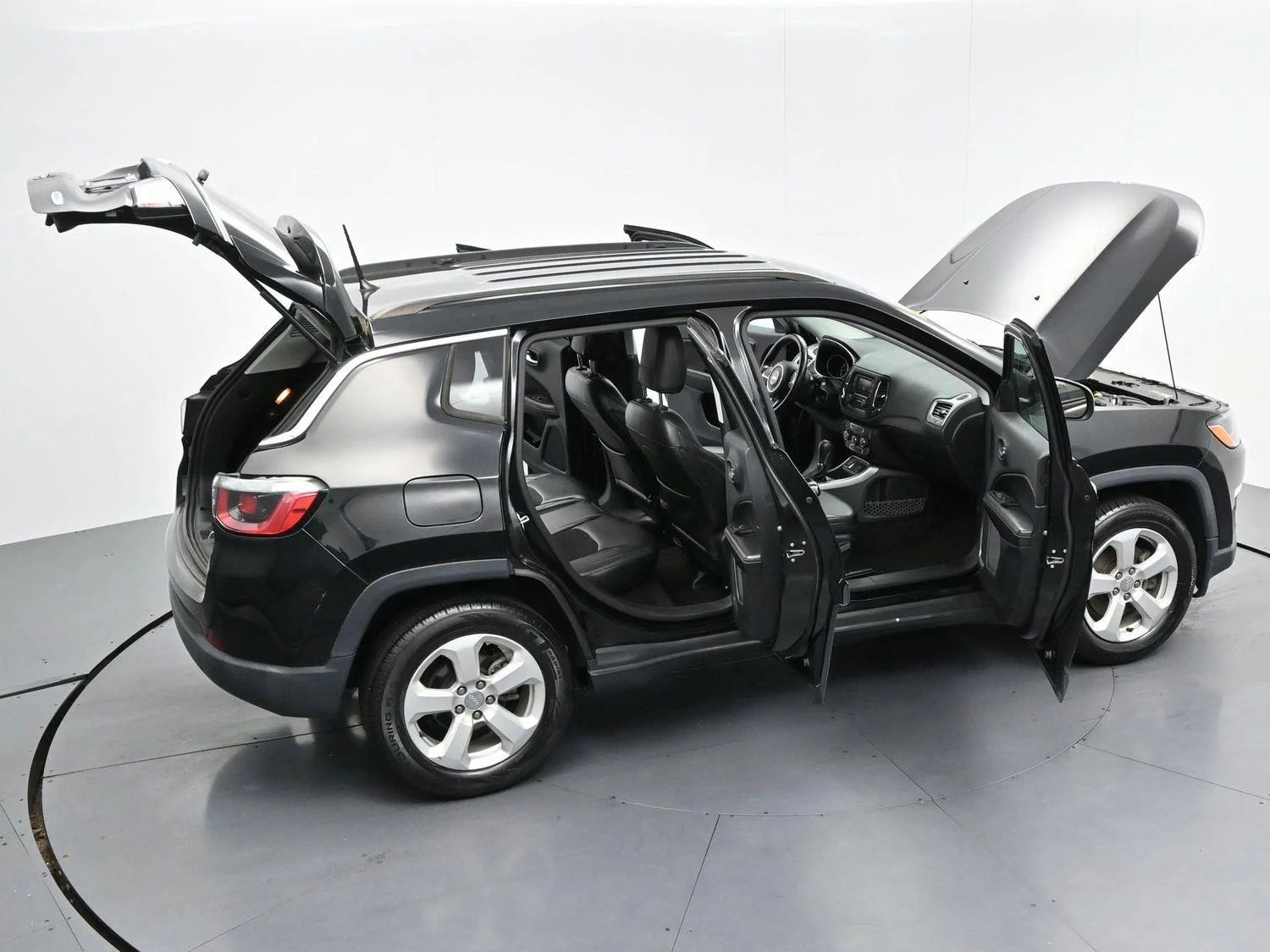 Used 2018 Diamond Black Crystal Pearlcoat Jeep Latitude image 37