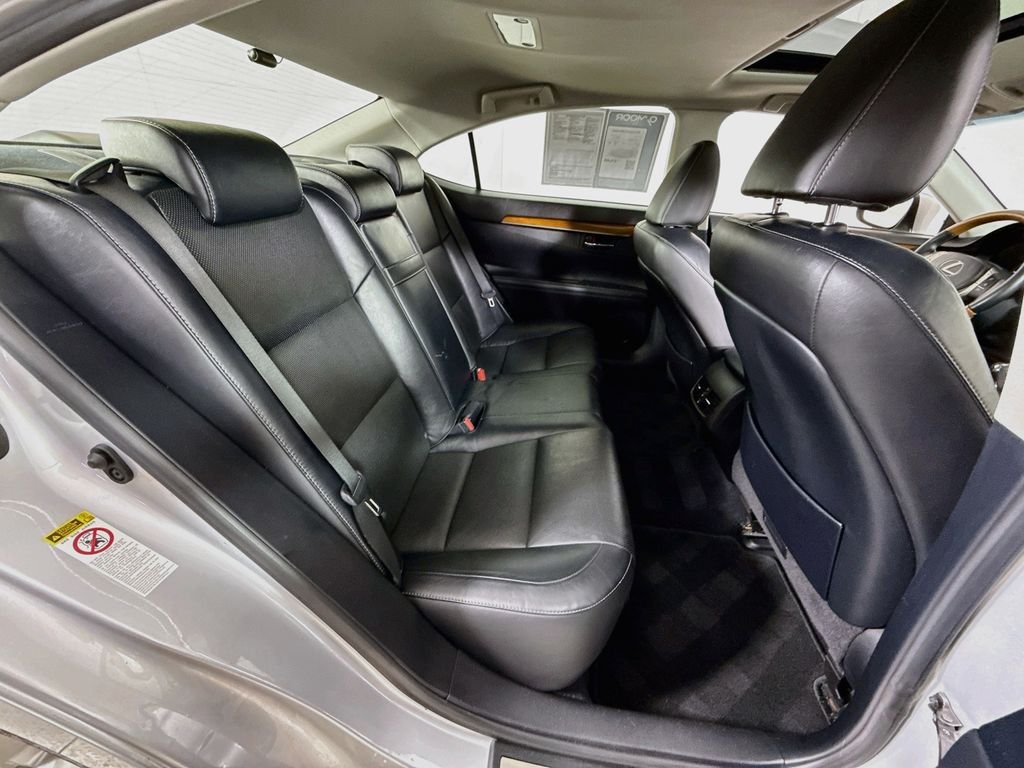 Used 2013 Silver Lining Metallic Lexus Hybrid image 28