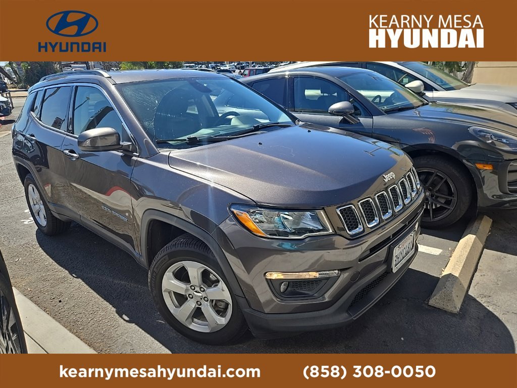 Used 2018 Gray Jeep Latitude image 1