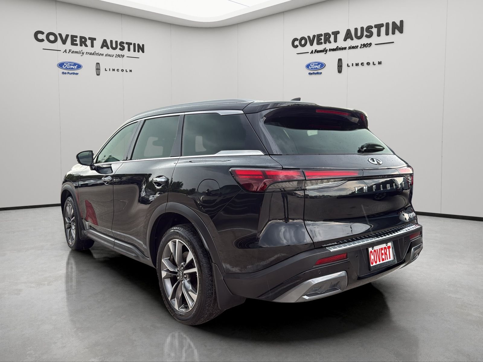Used 2022 Black INFINITI LUXE image 3