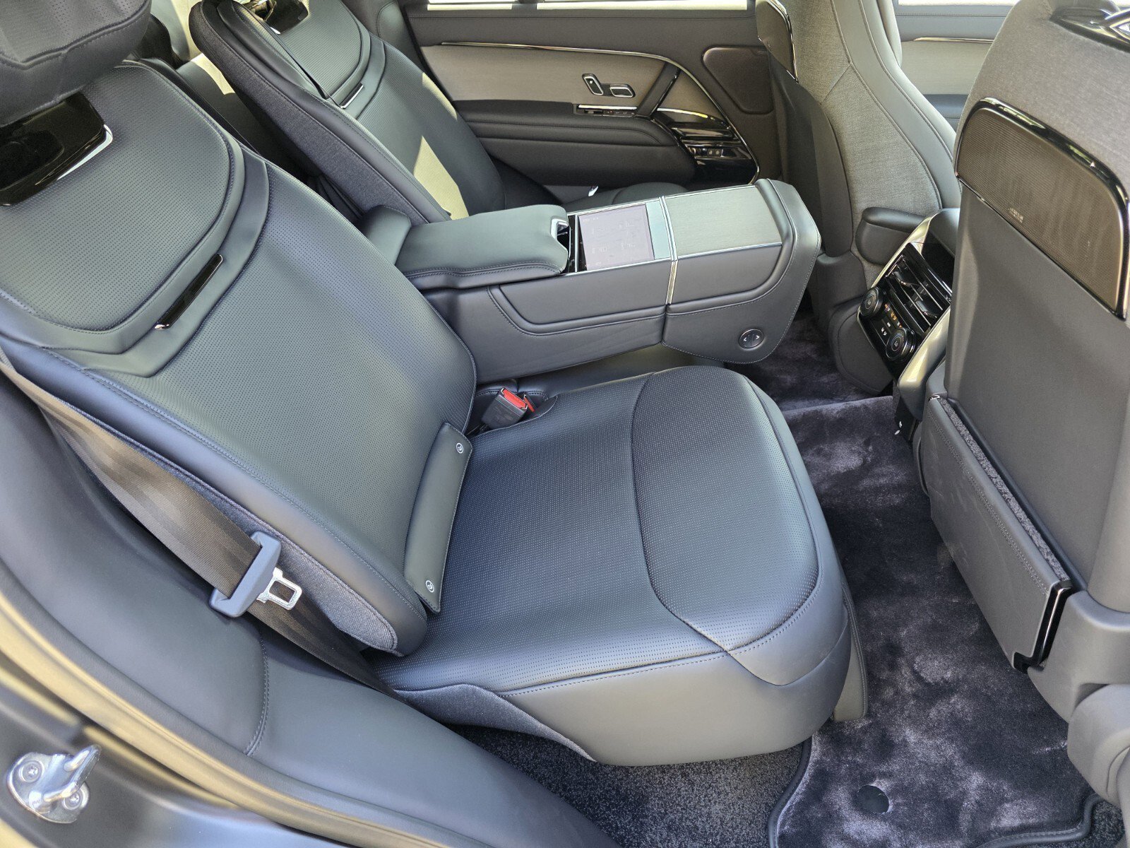 New 2026 Obsidian Black Satin LAND ROVER SV Signature Suite image 5