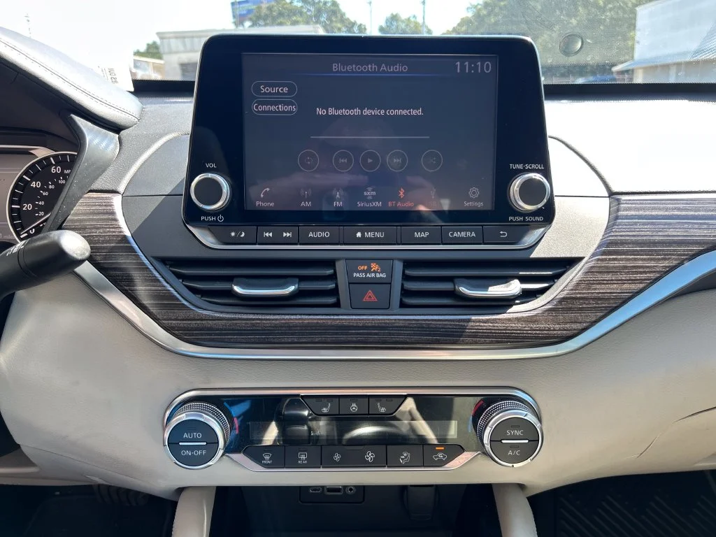 Used 2020 Black Nissan 2.5 SL image 16