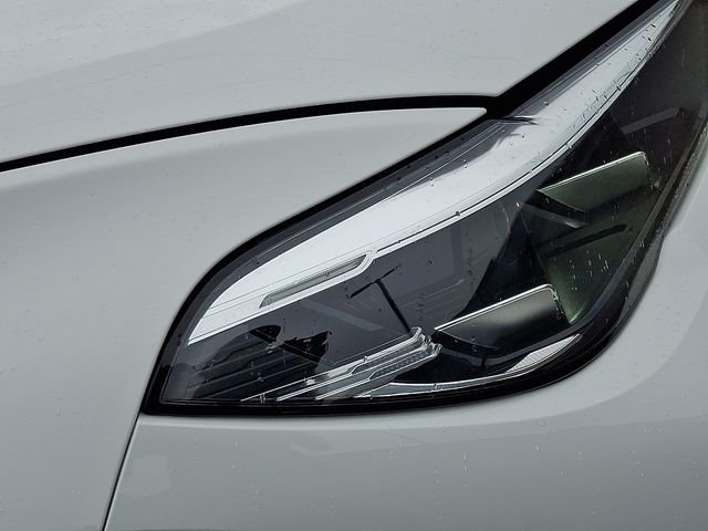 Certified Used 2023 Alpine White BMW xDrive40i image 9