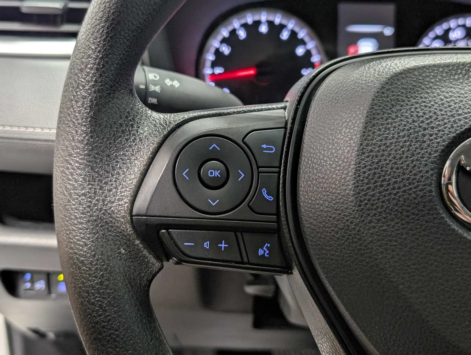 Used 2022 White Toyota LE image 33