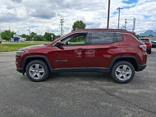 Used 2022 Red Jeep Latitude image 6