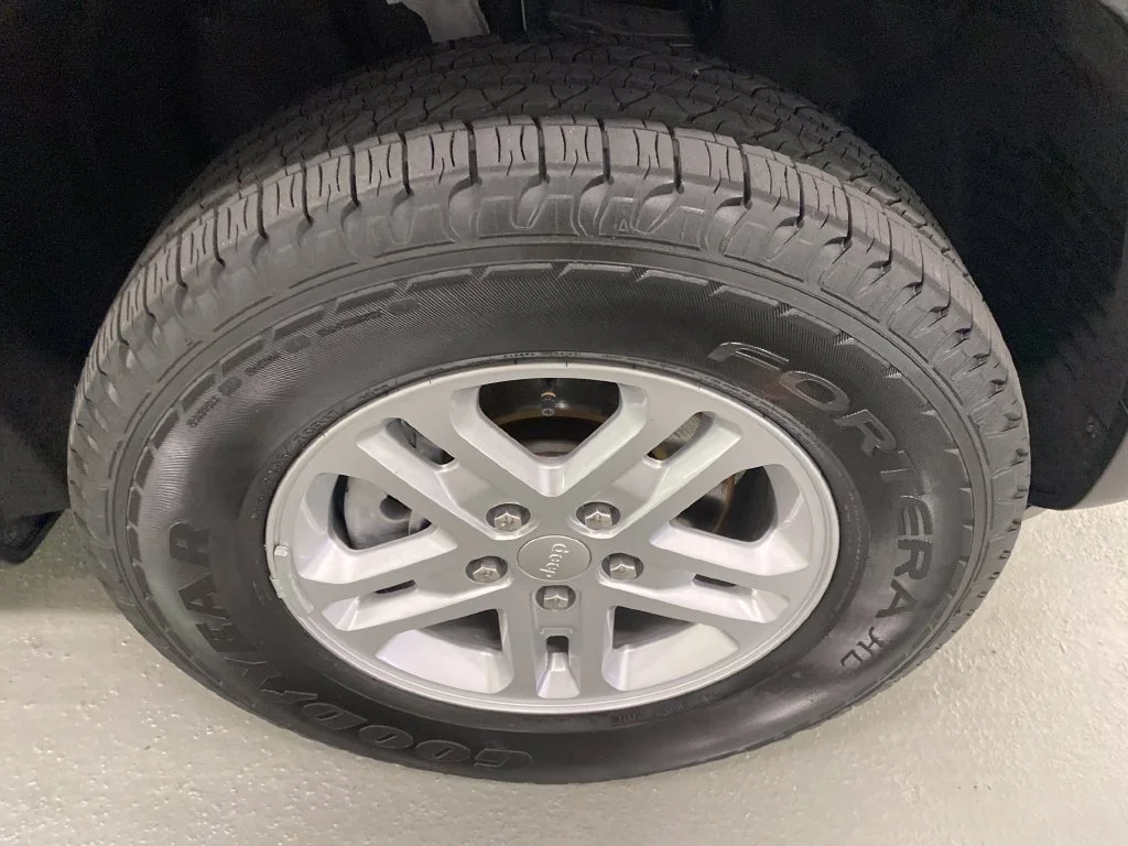 Used 2025 Gray Jeep Laredo image 5