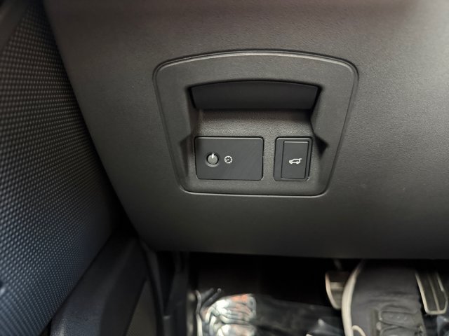 Used 2024  Land Rover Dynamic SE image 26