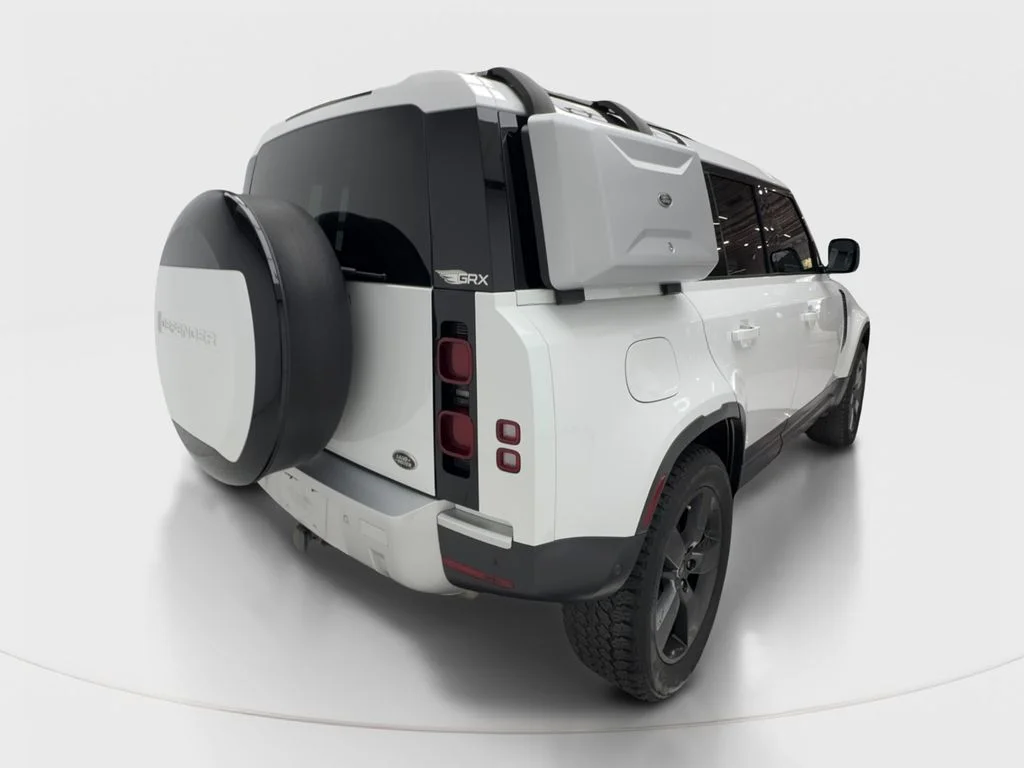 Used 2023 White Land Rover S image 8