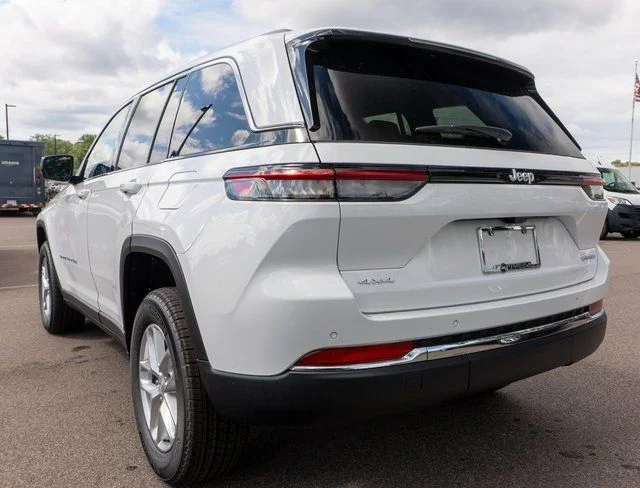 New 2026 Bright White Clear-Coat Exterior Paint Jeep Laredo X image 7