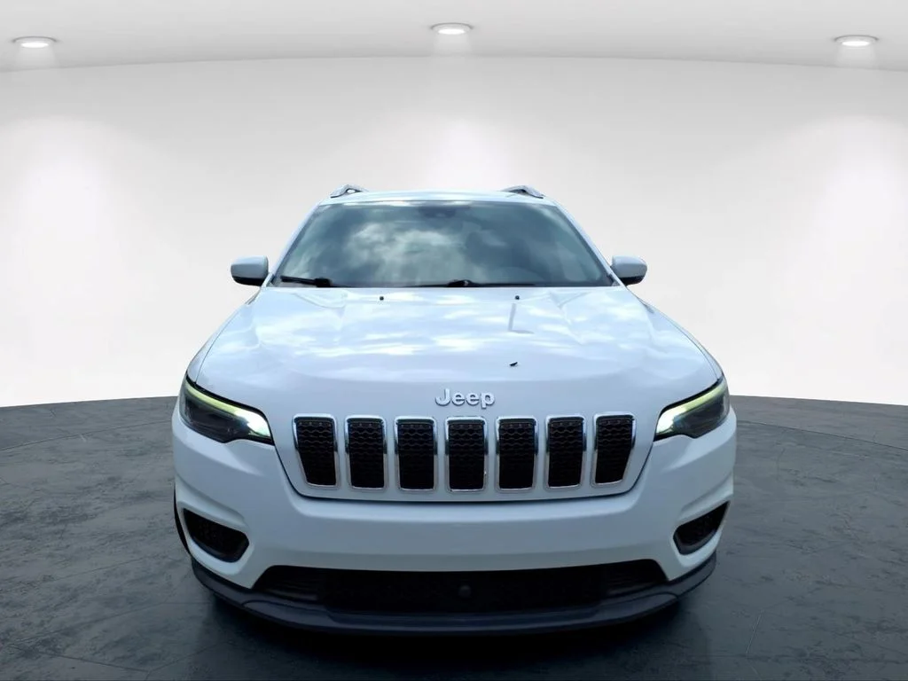 Used 2021 White Jeep Latitude image 4