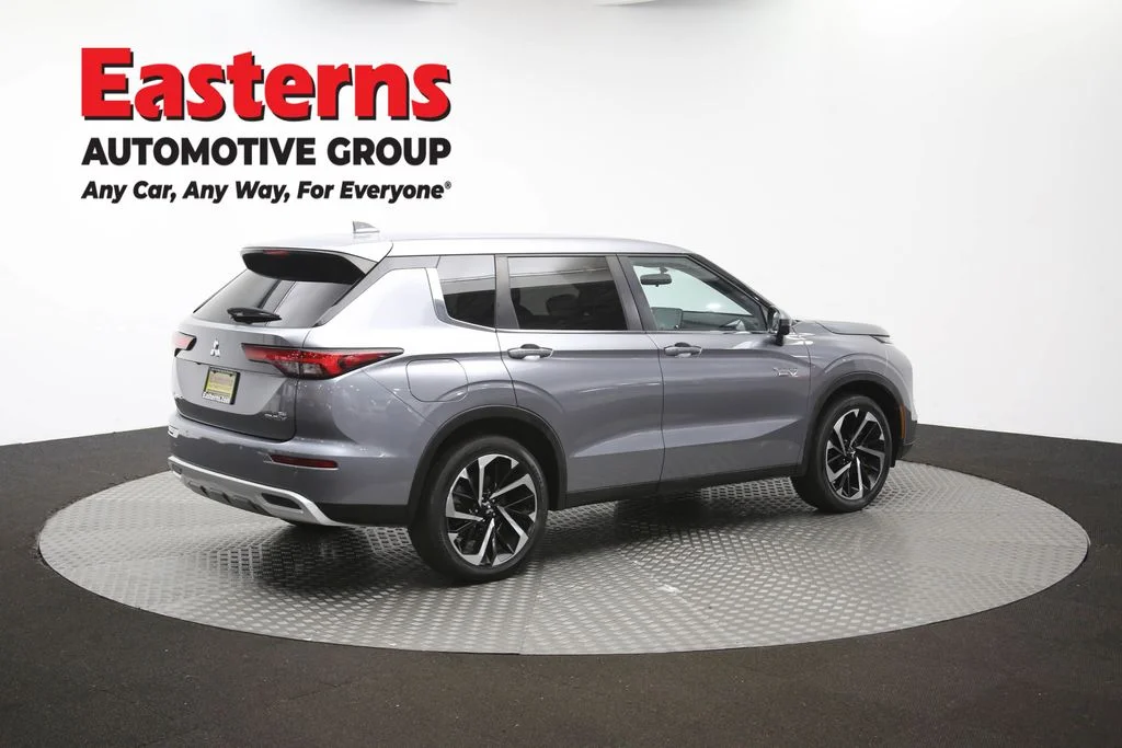 Used 2023 Silver Mitsubishi SE image 42