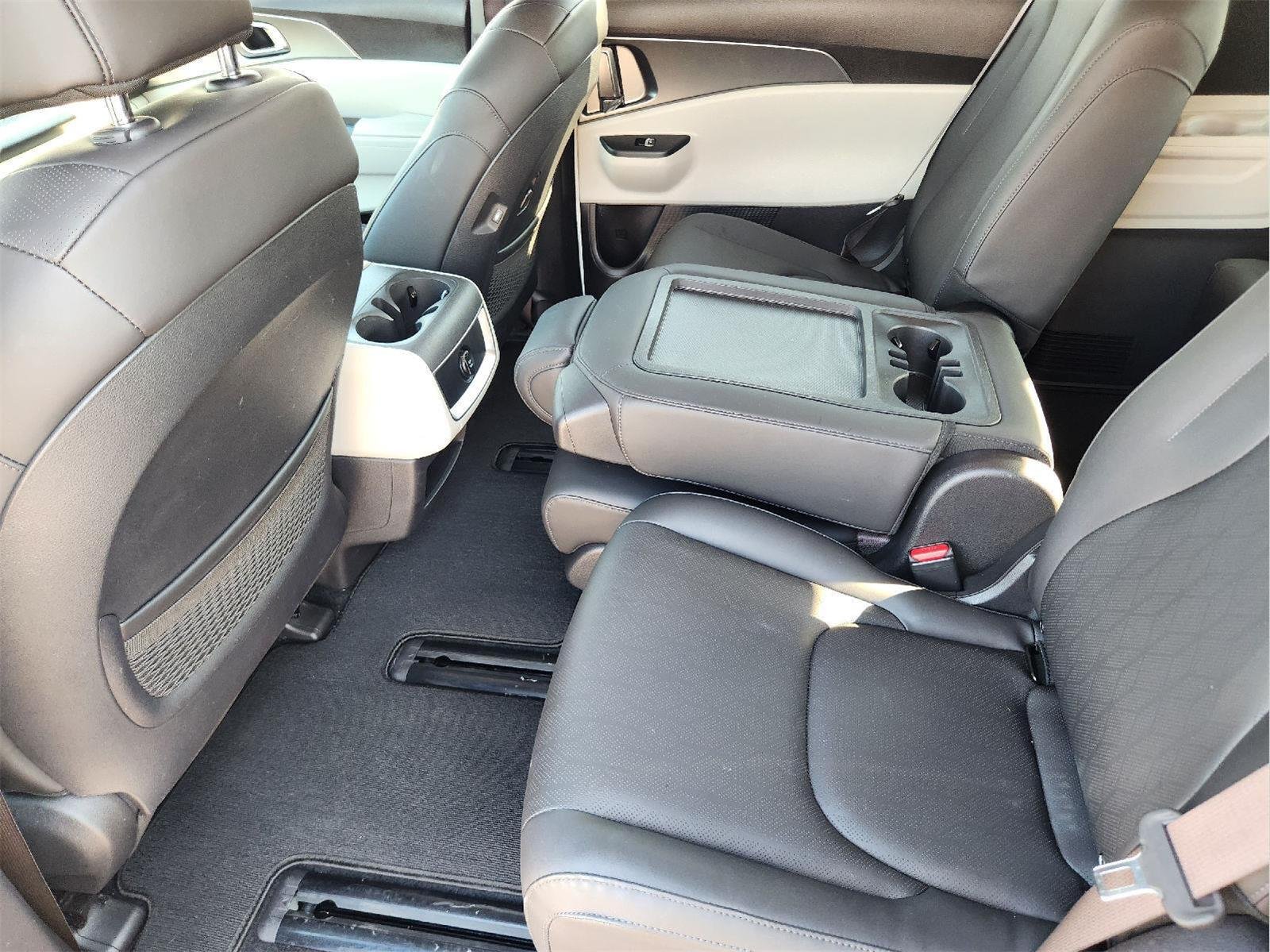 Used 2024 Snow White Pearl Kia LX image 29