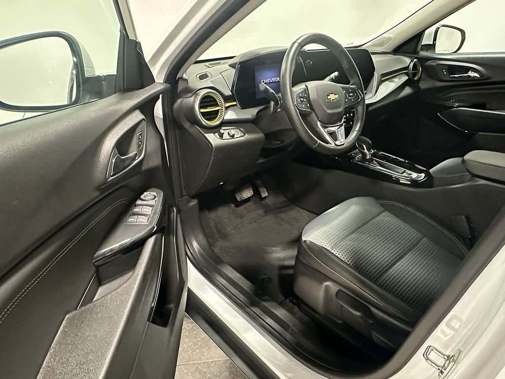 Used 2025 White Chevrolet LT image 18