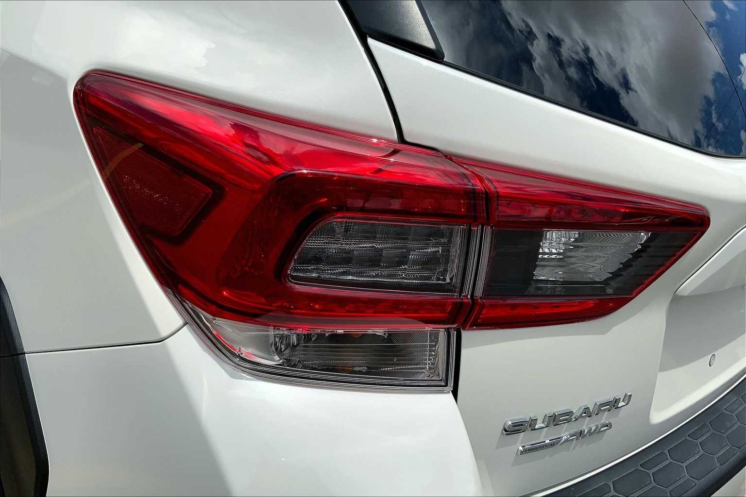 Used 2022 Crystal White Pearl Subaru Limited image 27