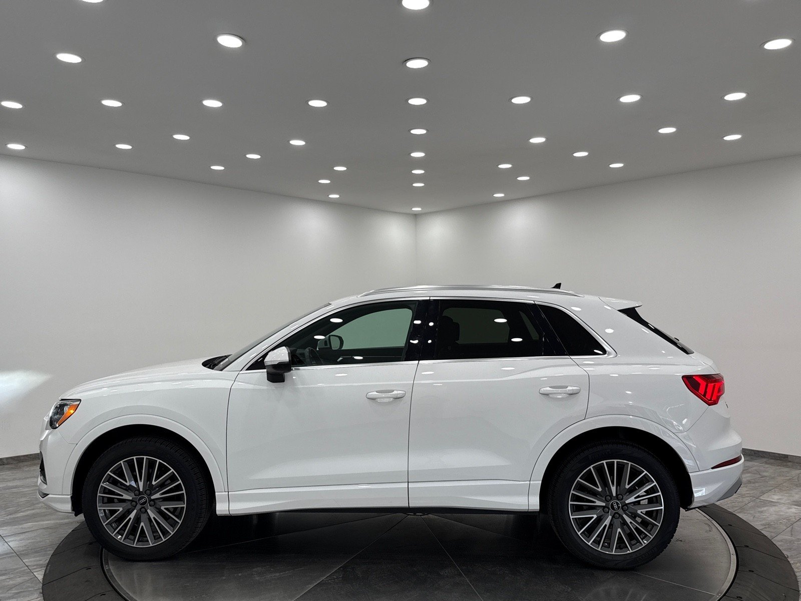 2022 Audi Q3 Premium photo 3