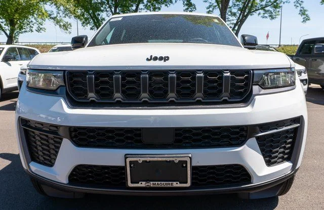 New 2026 Bright White Clear-Coat Exterior Paint Jeep Laredo image 3