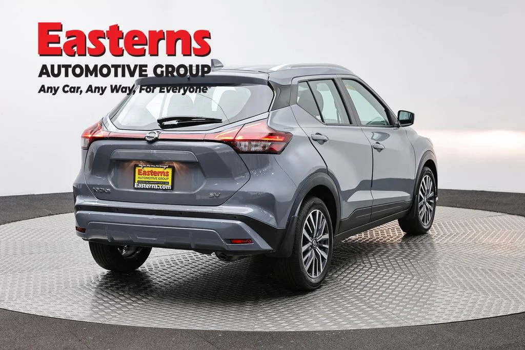 Used 2021 Gray Nissan SV image 5