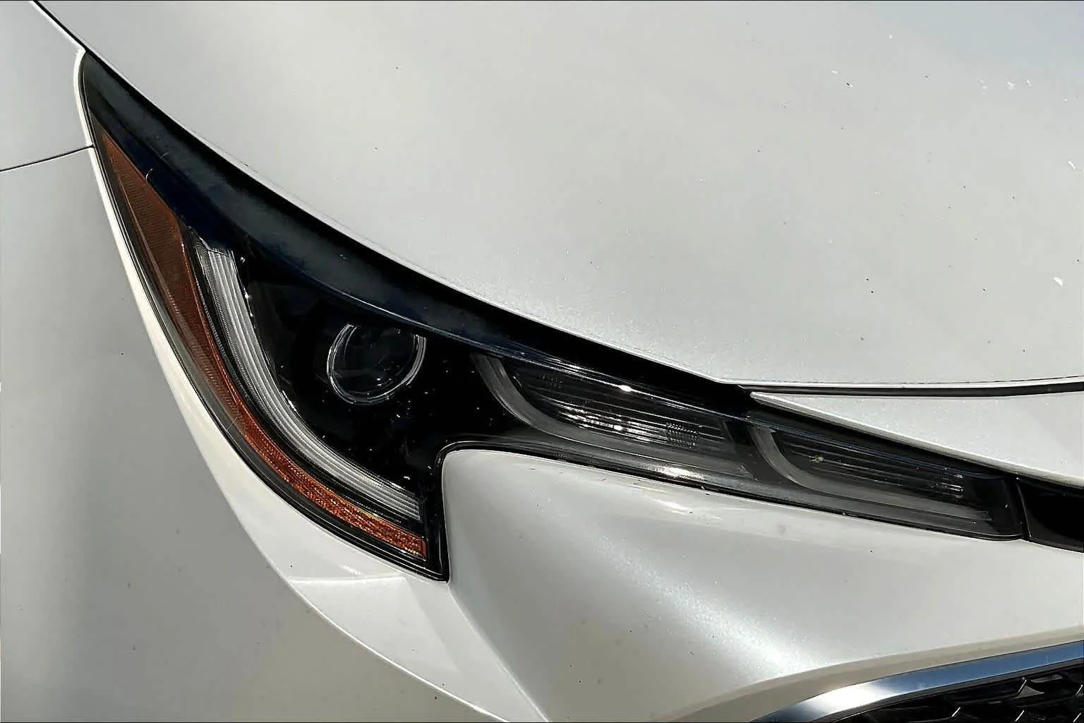Used 2021 Wind Chill Pearl Toyota XSE image 27