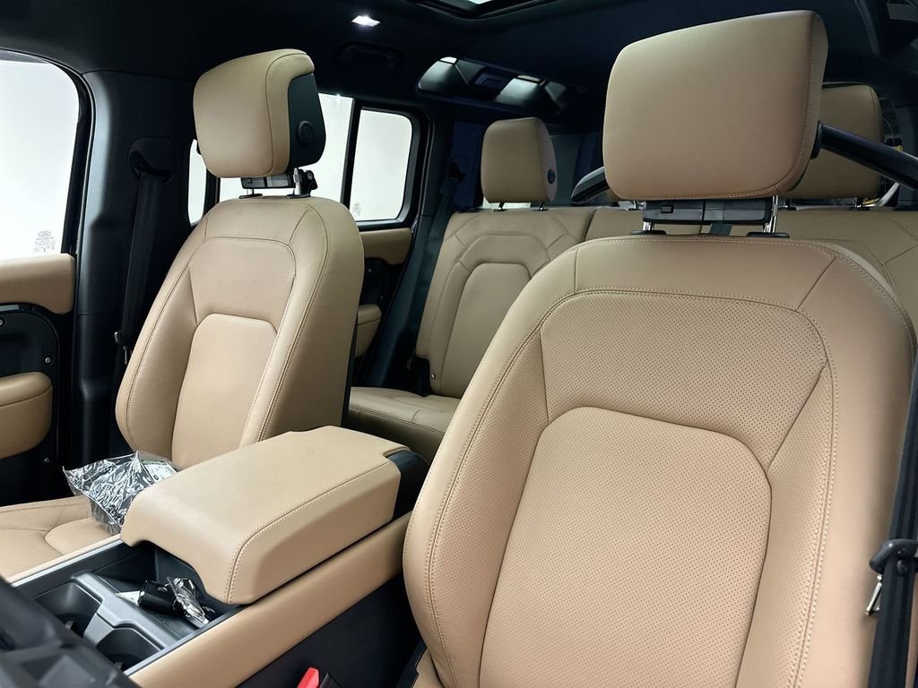 New 2026 Santorini Black Land Rover X-Dynamic SE image 10