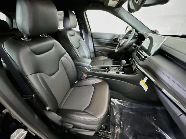 New 2026 Diamond Black Crystal Pearl-Coat Exterior Paint Jeep Latitude image 25
