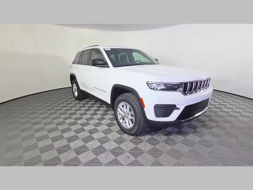 New 2026 Bright White Clear-Coat Exterior Paint Jeep Laredo X image 37