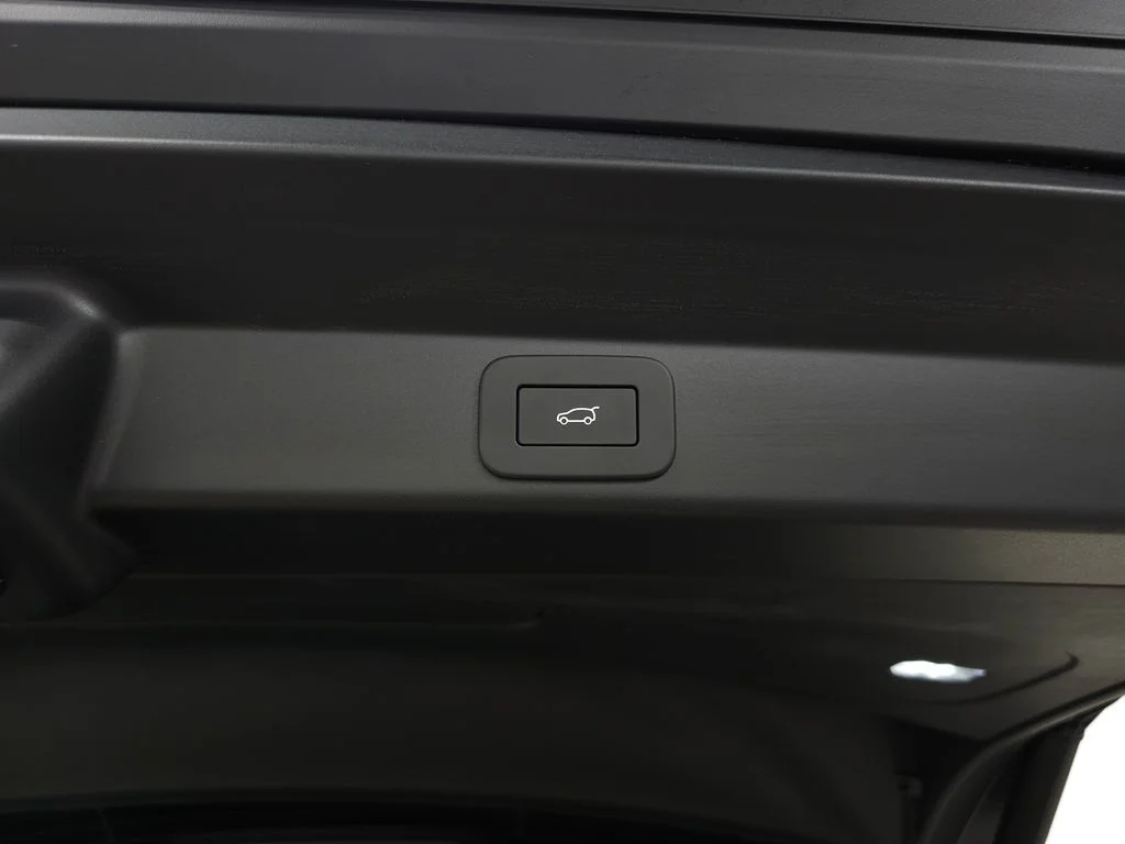 Certified Used 2025 Gray Land Rover Dynamic SE image 6