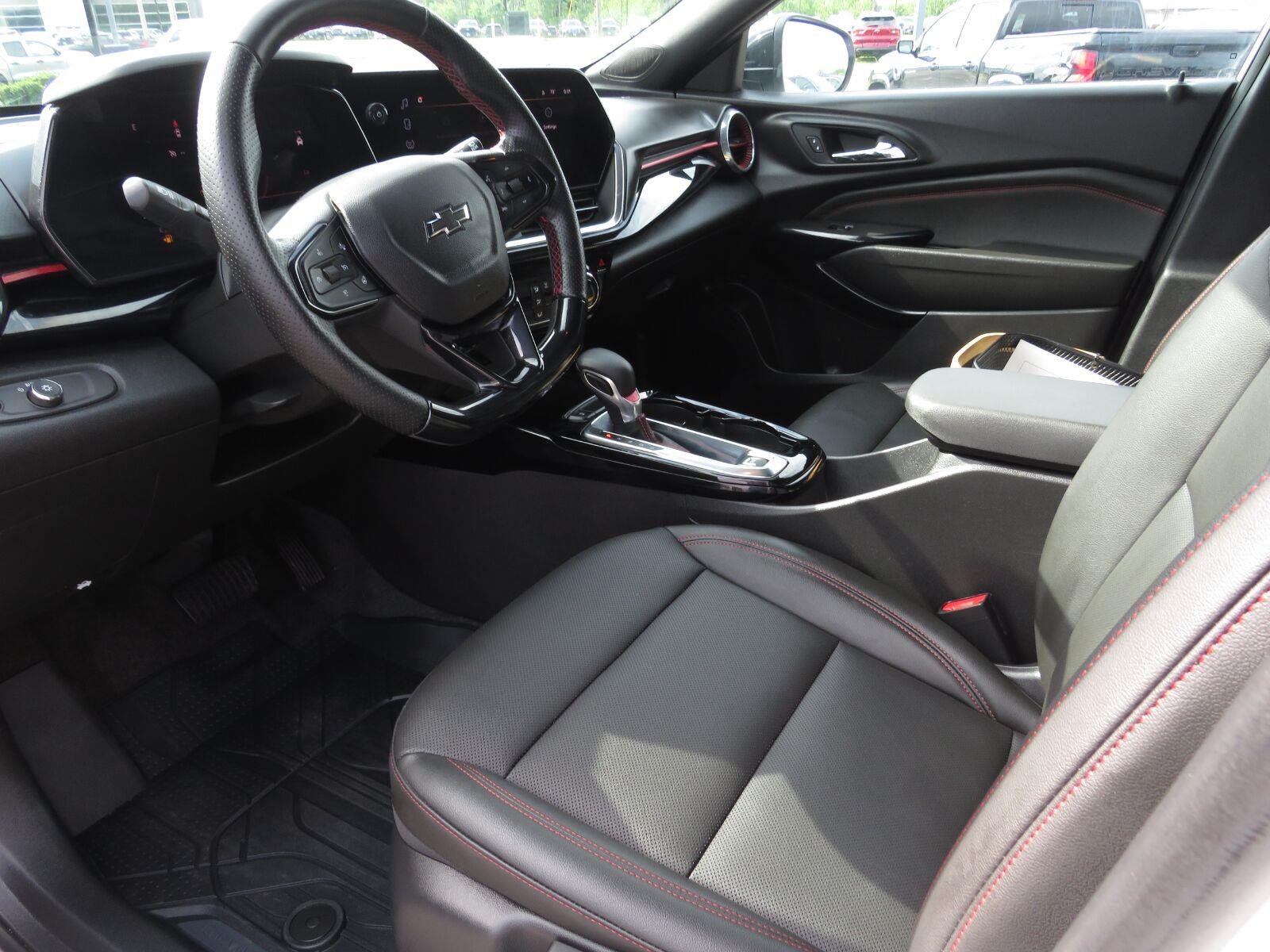 Used 2025 Summit White Chevrolet 2RS image 19