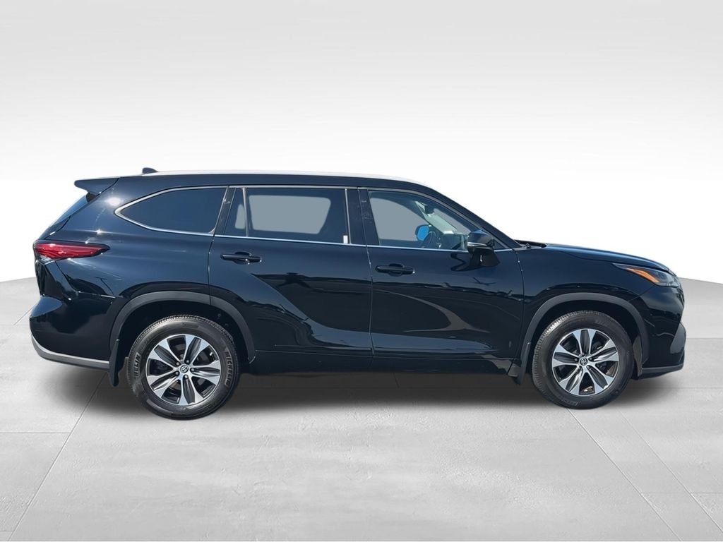 Used 2022 Black Toyota XLE image 9
