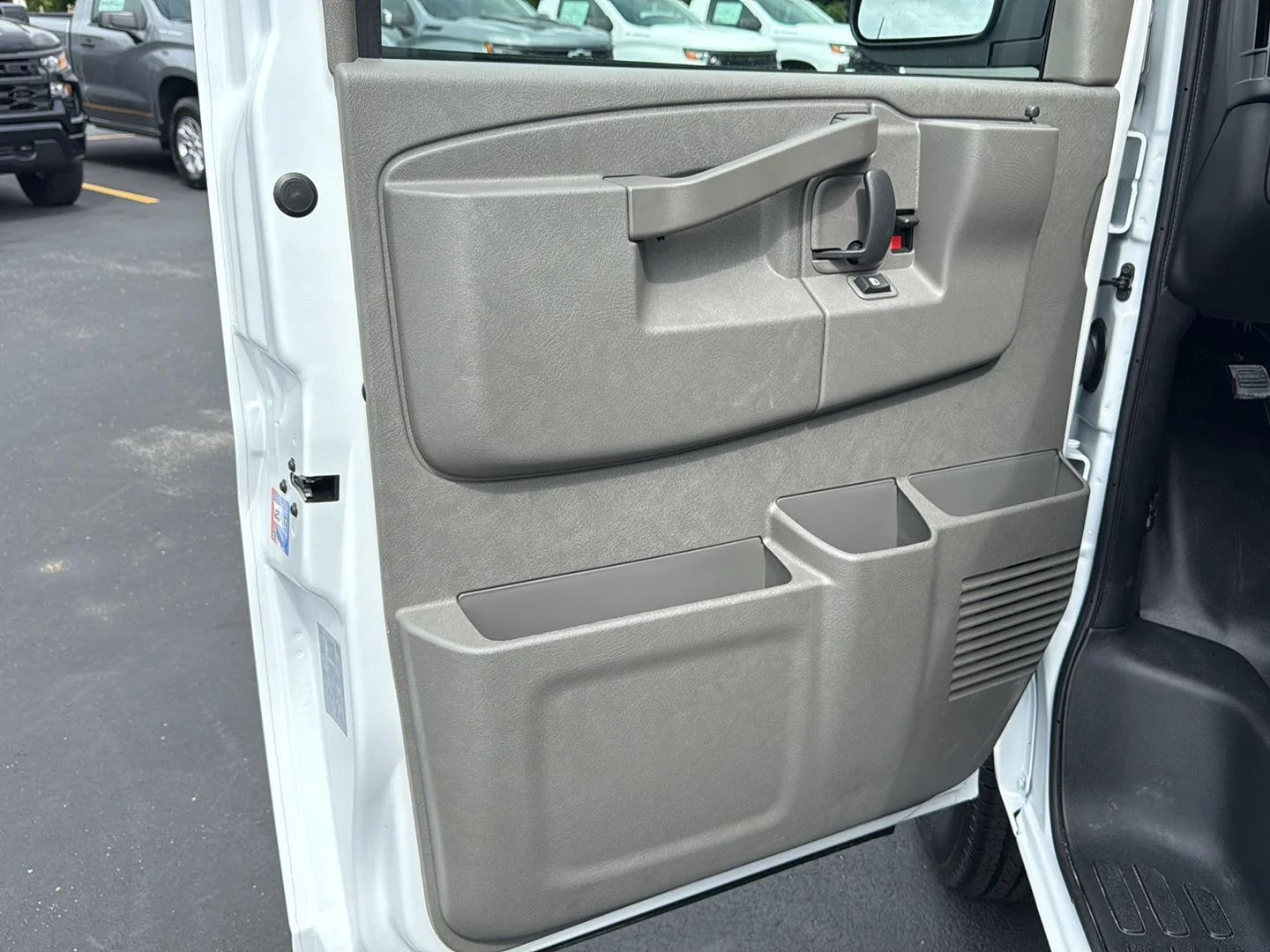 2025 Chevrolet Express Cargo Work Van - Photo 12