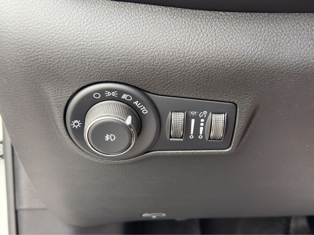 New 2026 Bright White Clearcoat Jeep Latitude image 26