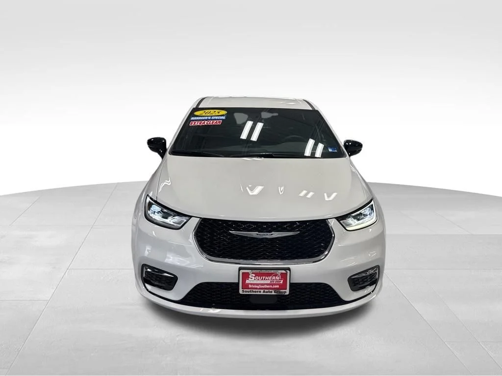 Used 2025 White Chrysler Select image 9