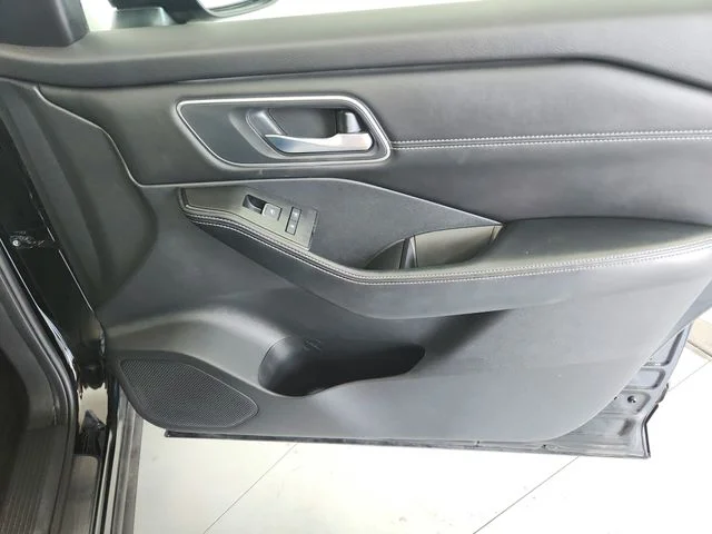 Used 2024 Black Nissan Platinum image 39