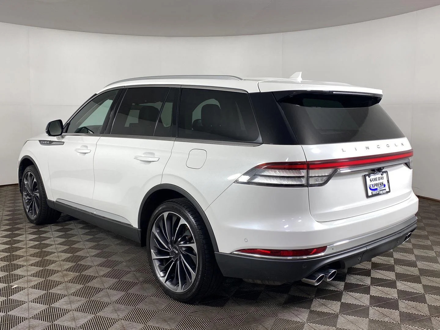 Used 2020 Pristine White Metallic Tri-Coat Lincoln Reserve image 4