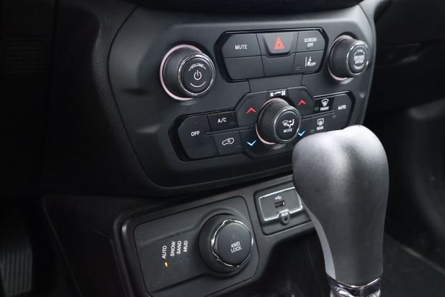 Used 2021 Black Jeep Latitude image 11