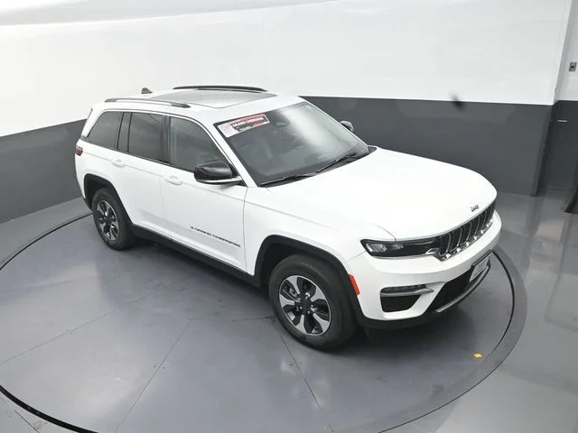 Used 2022 White Jeep 4xe image 11