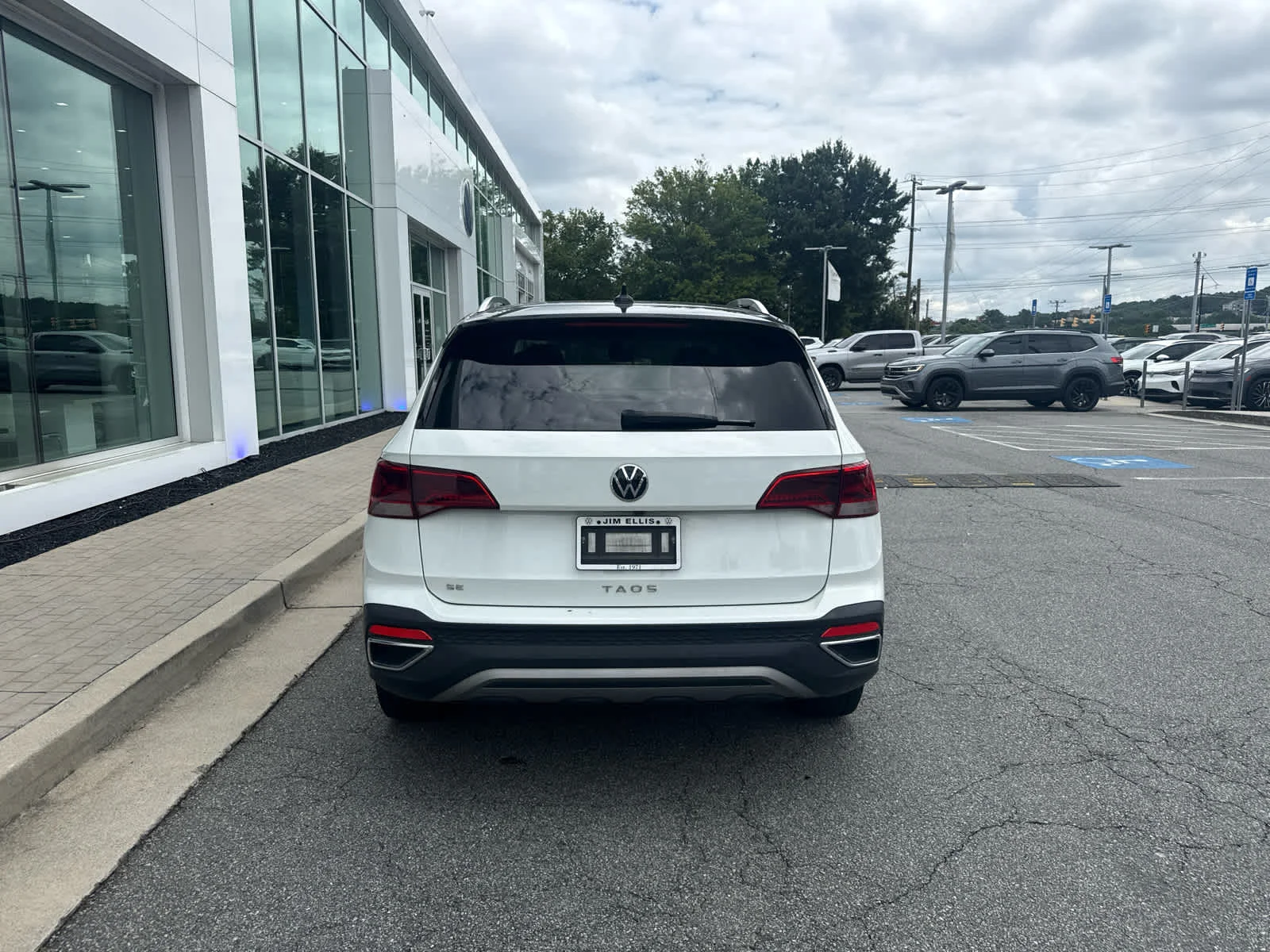 Certified Used 2023 Pure White w/ Black Roof Volkswagen SE image 6