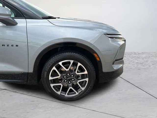 Used 2025 Sterling Gray Metallic Chevrolet RS image 30